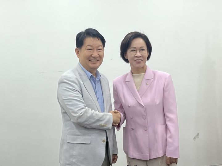 [대구=뉴시스]정창오 기자=국민의힘 대구시당 위원장 자리를 두고 역대 최초 경선 실시로 격돌했던 권영진(대구 달서병)·이인선(대구 수성을) 의원이 11일 오전 국민의힘 대구시당에서 긴급 기자회견을 열고 권 의원은 후보직을 사퇴하고 이 의원은 공약 실천을 약속하는 합의안을 발표하고 있다. 2025.07.11 jco@newsis.com