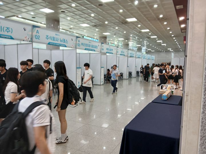 충북도교육청이 주최한 '직업계고 취업박람회'가 11일 충북대학교 개신문화관에서 열리고 있다.(사진=충북교육청 제공).2025.07.11.photo@newsis.com *재판매 및 DB 금지