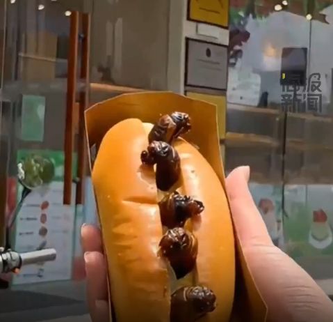 [서울=뉴시스]중국 산둥성에서 여름 한정판으로 매미 튀김을 넣은 독특한 빵이 등장해 화제를 모으고 있다.(사진=지난일보) *재판매 및 DB 금지