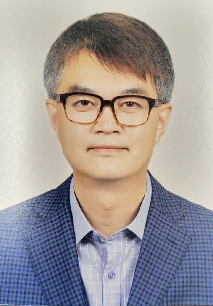 [창원=뉴시스] 강경국 기자 = 강릉시 전국 규제혁신 아이디어 공모전에서 장려상을 수상한 경남 창원시청 정익송 팀장. (사진=창원시청 제공). 2025.07.11. photo@newsis.com *재판매 및 DB 금지