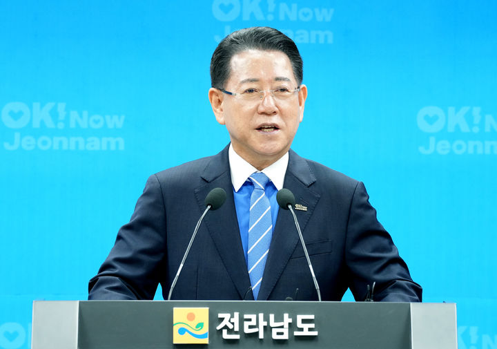 [무안=뉴시스] 김영록 전남도지사가 11일 도청 브리핑룸에서 이재명 정부의 RE100 산업단지 정책에 대한 환영문을 발표하고 있다. (사진 제공 = 전남도). 2025.07.11. photo@newsis.com *재판매 및 DB 금지