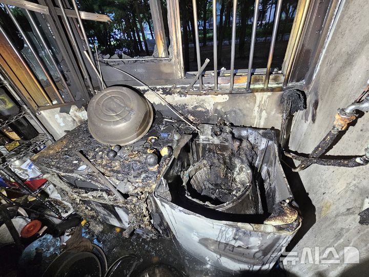 [부천=뉴시스] 정일형 기자= 화재가 난 아파트 내부 모습. (사진= 부천소방서 제공)