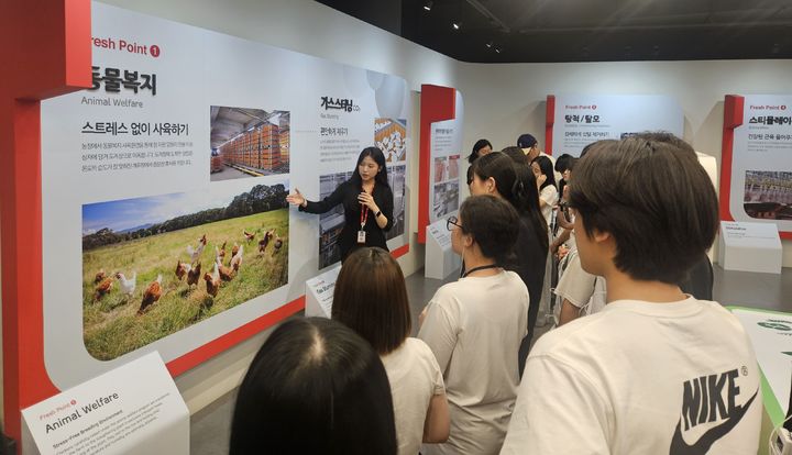 [대전=뉴시스] 부여정보고 '꿈을 찾는 기업 탐험대' 프로그램에 참가한 부여정보고 학생들. (사진=배재대 제공) *재판매 및 DB 금지