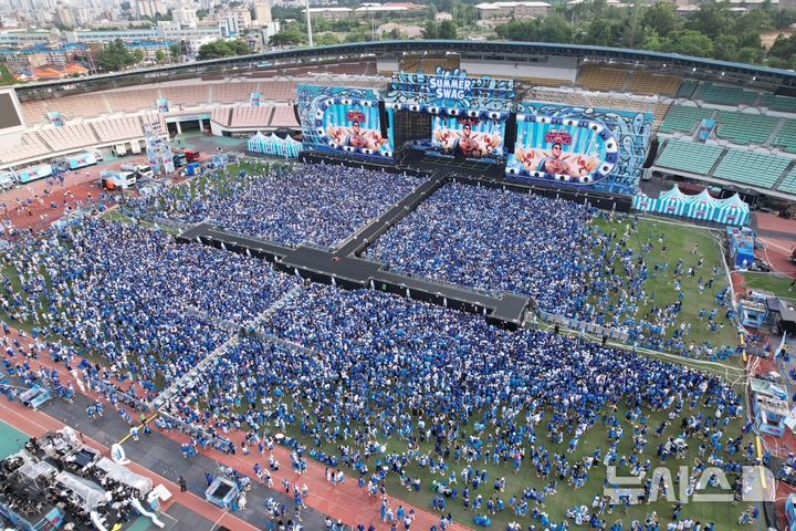 [의정부=뉴시스] 경기 의정부시 종합운동장에서 열린 '싸이 흠뻑쇼 SUMMERSWAG 2025-의정부'(사진=의정부시 제공).photo@newsis.com