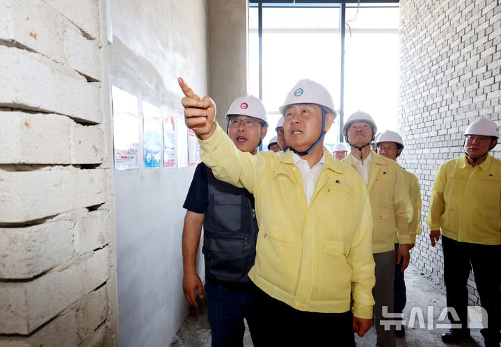 [완주=뉴시스] 김관영 전북특별자치도지사가 11일 완주군 삼례읍에 위치한 고운삼봉도서관 건설현장을 찾아 근로자들의 폭염 대응 실태를 살피고 있다. 2025.07.11 (사진= 전북자치도 제공) *재판매 및 DB 금지