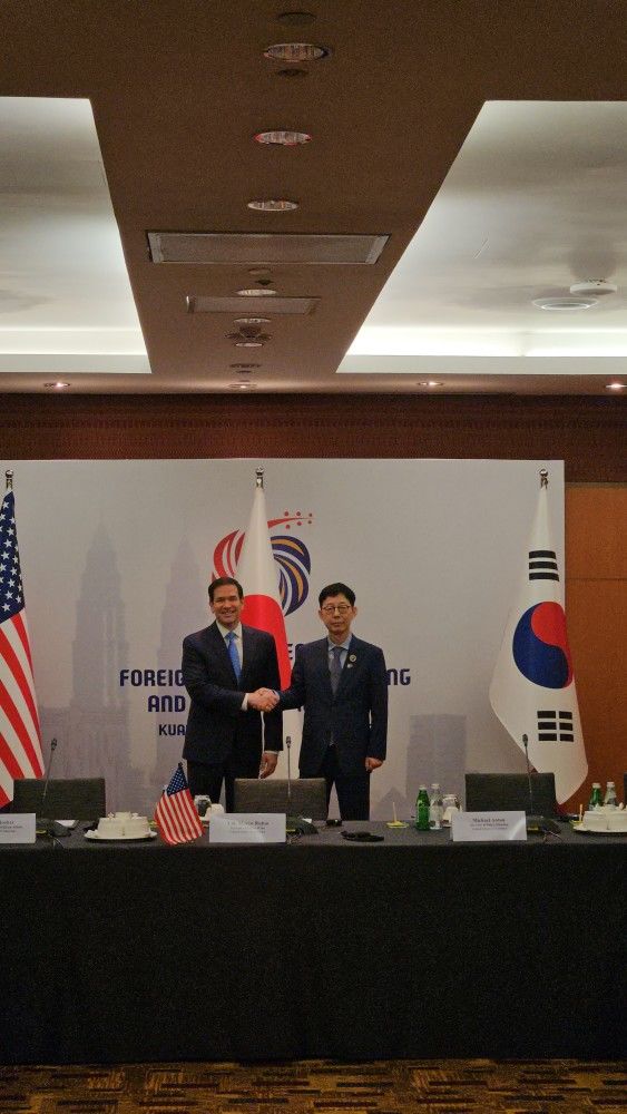 [쿠알라룸푸르=뉴시스]외교부 공동취재단= 11일 말레이시아 쿠알라룸푸르 컨벤션센터에서 한미일 외교장관 회의에 참석한 박윤주 외교부 1차관이 마코 루비오 미국 국무장관과 악수를 나누고 있다.  2025.07.11 pjh@newsis.com  *재판매 및 DB 금지