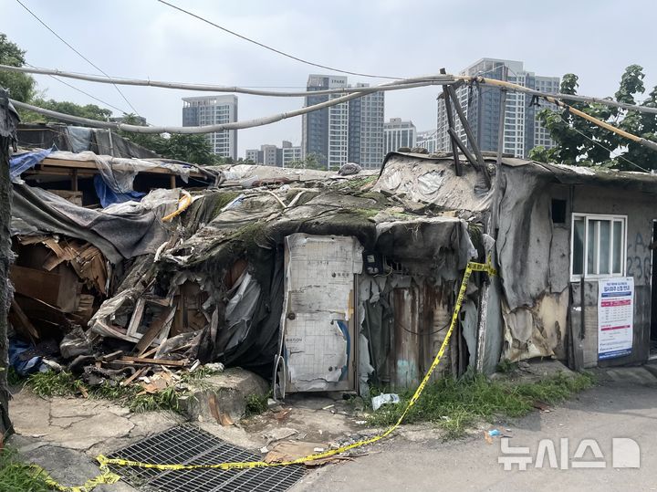 [서울=뉴시스]이채은 인턴기자 = 화재로 무너진 강남구 구룡마을 2지구의 한 판잣집 주변이 출입 통제선으로 막혀 있다.2025.07.07