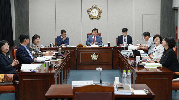 태백시의회는 11일 시의회 위원회실에서 제285회 임시회 제2차 본회의를 열어 2025년도 주요업무 추진상황에 대한 보고를 청취하고 있다.(사진=태백시의회 제공) *재판매 및 DB 금지