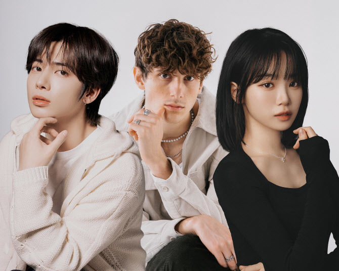 [서울=뉴시스] 그룹 '투모로우바이투게더(TXT)' 태현과 걸그룹 '르세라핌(LE SSERAFIM)' 김채현이 미국 싱어송라이터 제이크(JVKE)의 신곡 '버터플라이즈(butterflies)'에 피처링으로 참여했다고 소속사 빅히트뮤직과 쏘스뮤직이 11일 밝혔다. 왼쪽부터 태현, 제이크, 김채현. (사진=빅히트뮤직, 쏘스뮤직 제공) 2025.07.11. photo@newsis.com *재판매 및 DB 금지