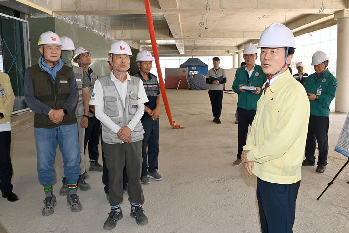 [진주=뉴시스]진주시, 폭염 대비 현장근로자 집중점검.(사진=진주시 제공).2025.07.11.photo@newsis.com *재판매 및 DB 금지
