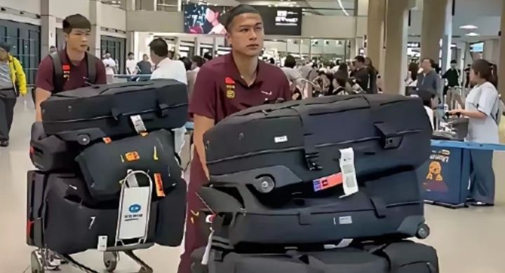 [서울=뉴시스] 중국 축구 국가대표팀이 짐을 과도하게 챙겼다는 비판이 일자 중국축구협회는 해명에 나섰다. (사진=지우파이 뉴스 캡처) 2025.07.11 *재판매 및 DB 금지