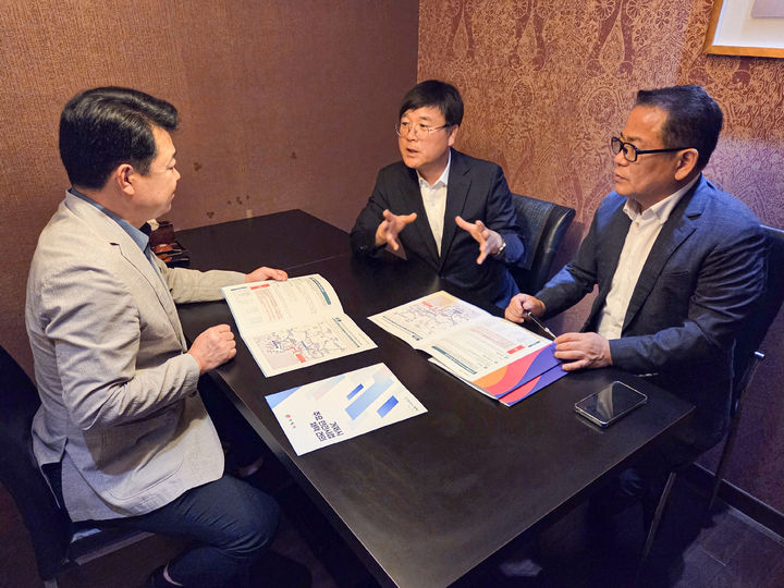 [거제=뉴시스] 신정철 기자= 변광용 거제시장이 11일, 대통령실과 국회를 방문해 거제시 핵심 현안 사업의 국정과제 채택을 건의했다.사진은 변광용 시장(사진, 가운데)이 대통령실 강훈식 비서실장을 만나 거제핵심 사업 지원을 건의하고 있는 모습.(사진=거제시 제공).2025.07.11. photo@newsis.com *재판매 및 DB 금지