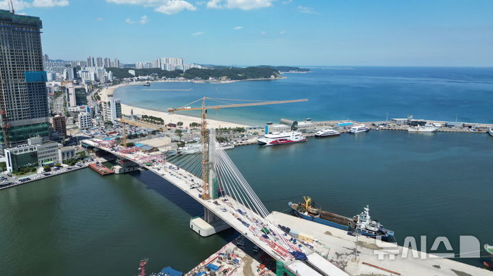 [포항=뉴시스] 송종욱 기자 = 경북 포항시 남구 송도동과 북구 항구동을 연결하는 (가칭)동빈대교가 시민 공모로 '해오름대교'로 최종 선정됐다. 사진은 해오름대교 현재 건설 모습. (사진=포항시 제공) 2025.07.11. photo@newsis.com