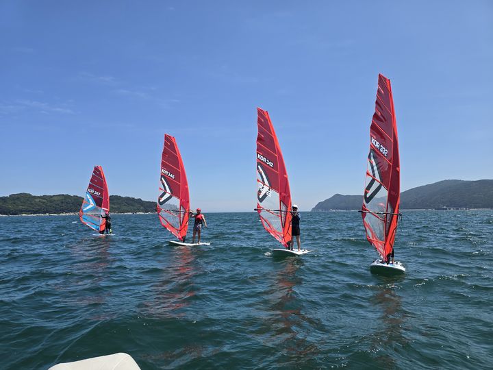 [거제=뉴시스] 시정철 기자= 거제해양관광개발공사(사장 지영배)는 5개 종목 2025 요트 국가대표 후보팀이 거제 지세포만 일대에서 하계 강화 훈련에 돌입했다고 11일 밝혔다.사진은 지세포 앞바다에서의 하계강화훈련 모습.(사진=거제해양관광개발공사 제공).2025.07.11. photo@newsis.com *재판매 및 DB 금지