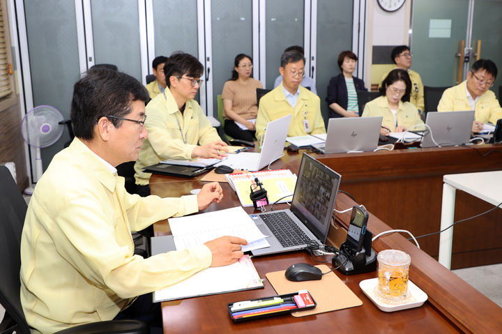 윤건영 충북도교육감(왼쪽)이 11일 재난안전상황실에서 폭염대응 영상회의를 주재하고 있다.(사진=충북교육청 제공).2025.07.11.photo@newsis.com *재판매 및 DB 금지