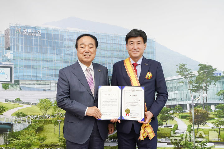 [경기광주=뉴시스] 방세환 경기 광주시장이 11일 세계자유민주연맹으로부터 ‘자유장’을 수상했다. (사진=광주시 제공) 2025.07.11. photo@newsis.com