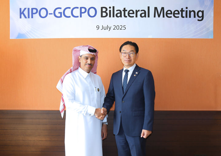 [제네바=뉴시스] 스위스를 방문중인 김완기 특허청장이 걸프협력이사회특허청(GCCPO) 아흐메드 알마샤디(Ahmed Almarshadi) 청장과 양자회담을 가진 뒤 기념촬영을 하고 있다.(사진=특허청 제공) *재판매 및 DB 금지