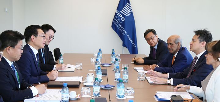 [제네바=뉴시스] 김완기 특허청장(왼쪽줄 가운데)이 다렌 탕(Daren Tang) 세계지식재산기구(WIPO) 사무총장과 한-WIPO 회담을 갖고 있다.(사진=특허청 제공)&nbsp; *재판매 및 DB 금지