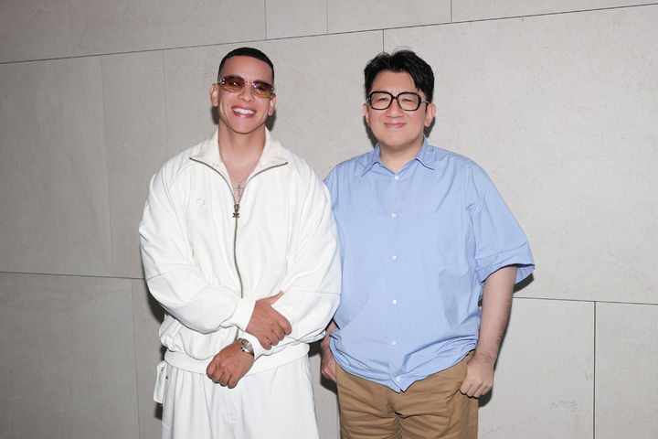 [서울=뉴시스] 세계적인 히트곡 '데시파시토(Despacito)를 부른 푸에르토리코 출신 가수 DY가 하이브 라틴 아메리카에 합류했다고 11일 하이브가 밝혔다. 왼쪽부터 가수 DY, 방시혁 하이브 의장. (사진=하이브 제공) 2025.07.11. photo@newsis.com&nbsp; *재판매 및 DB 금지