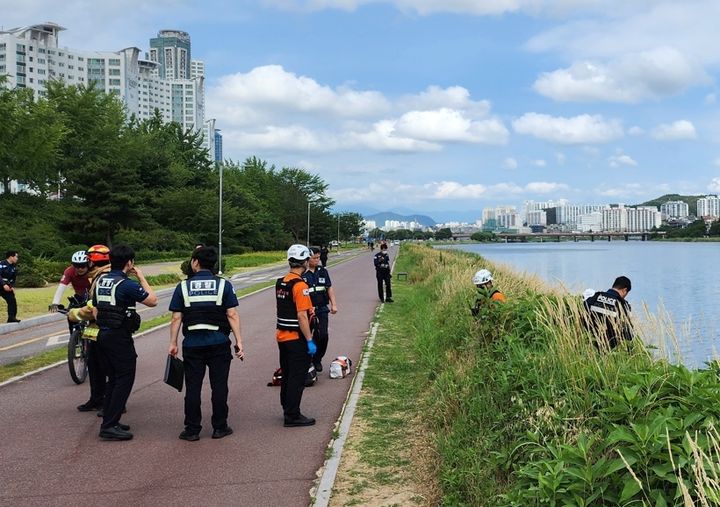 [울산=뉴시스] 박수지 기자 = 11일 오전 울산시 남구 태화강에서 60대 남성이 숨진 채 발견돼 소방당국이 수습하고 있다. (사진=울산소방본부 제공) 2025.07.11. photo@newsis.com *재판매 및 DB 금지