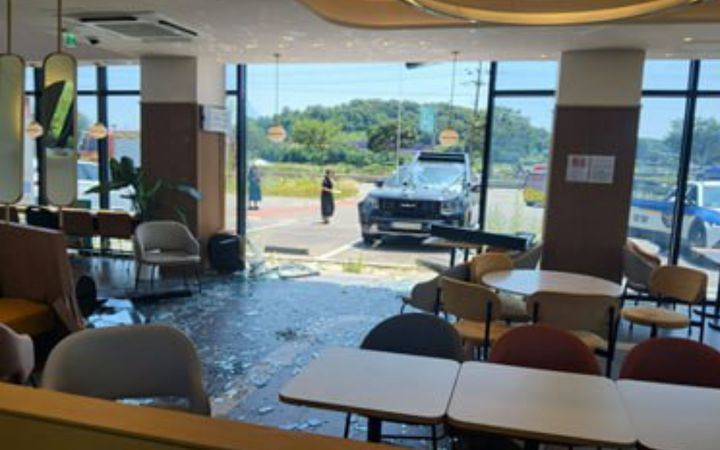 [화성=뉴시스] 11일 낮 12시55분께 경기 화성시 송산면의 한 카페로 스포츠유틸리티차량(SUV)이 돌진해 1명이 다쳤다. (사진=경기도소방재난본부 제공) 2025.07.11. photo@newsis.com *재판매 및 DB 금지