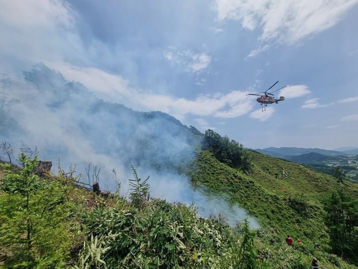 [장수=뉴시스] 11일 낮 12시15분께 전북 장수군 천천면의 한 야산에서 불이 나 연기가 피어오르고 있다. (사진=전북특별자치도 제공) 2025.07.11. photo@newsis.com *재판매 및 DB 금지