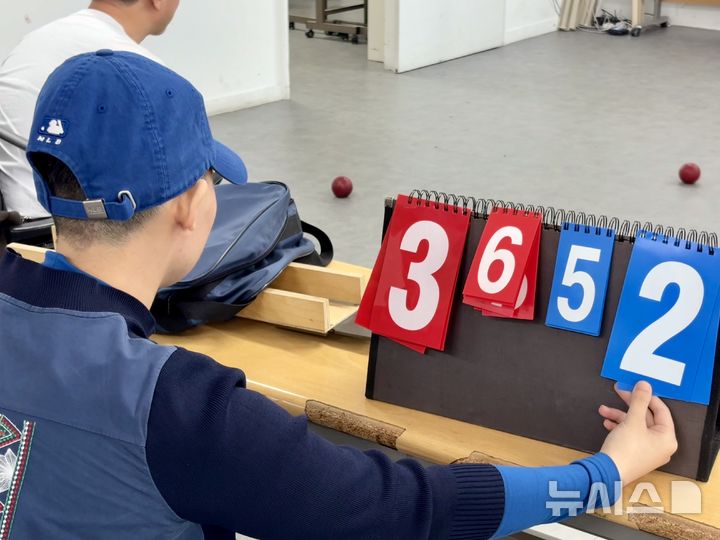 [서울=뉴시스] 한이재 기자 = 10일 오후 경기 안산에 있는 안산단원장애인자립생활센터 강당에서 노동자들이 문화예술 직무로 보치아를 하고 있다. 패럴림픽 종목 중 하나인 보치아는 색이 있는 공을 흰색 공에 가깝게 굴려 점수를 얻는다. 권리중심 공공일자리에 참여하는 이들은 이 외에도 권익 옹호 활동과 인식 개선 캠페인 등을 진행한다. 2025.07.11. nowone@newsis.com