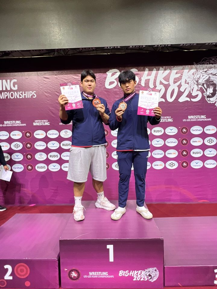 [서울=뉴시스] 2025 20세 이하(U-20) 아시아레슬링선수권대회 남자 그레코로만형 97㎏급에서 은메달을 수확한 최재노(오른쪽), 남자 그레코로만형 130㎏급에서 동메달을 획득한 민승규. (사진=대한레슬링협회 제공) *재판매 및 DB 금지