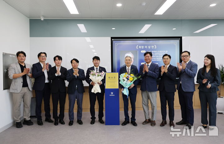 [창원=뉴시스]11일 국립창원대학교 86호관(사림아너스학부) 1층 강의실 경산홀에서 열린 '경산홀 현판 제막식'에 참석한 ㈜경한코리아 이상연(오른쪽서 다섯 번째부터) 회장, 박민원 총장 등이 기념촬영하고 있다.(사진=국립창원대 제공) 2025.07.11. photo@newsis.com