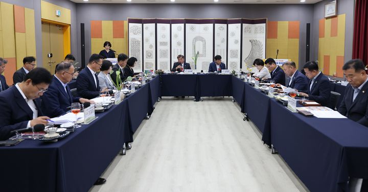 [부여=뉴시스] 조명휘 기자 = 제132차 충청남도 시·군의회 의장협의회 정례회가 11일 국립부여박물관에서 열리고 있다. (사진= 부여군의회 제공) 2025.07.11. photo@newsis.com *재판매 및 DB 금지