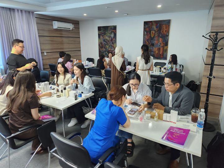 [인천=뉴시스] ‘K-뷰티 글로벌 쇼룸’에서 인하대 GTEP 19기 요원들이 수출 상담회 지원을 진행하고 있다. (사진=인하대학교 제공) 2025.07.11. photo@newsis.com  *재판매 및 DB 금지