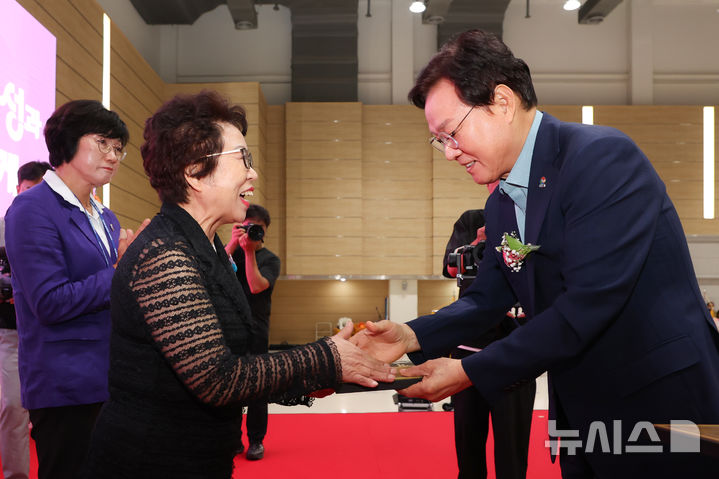 [창원=뉴시스]박완수 경남도지사가 11일 창원시 마산합포구 마산로봇랜드 컨벤션센터에서 열린 '제8회 경남여성한마음대회'에 참석해 도지사 표창을 수여하고 있다.(사진=경남도 제공) 2025.07.11. photo@newsis.com
