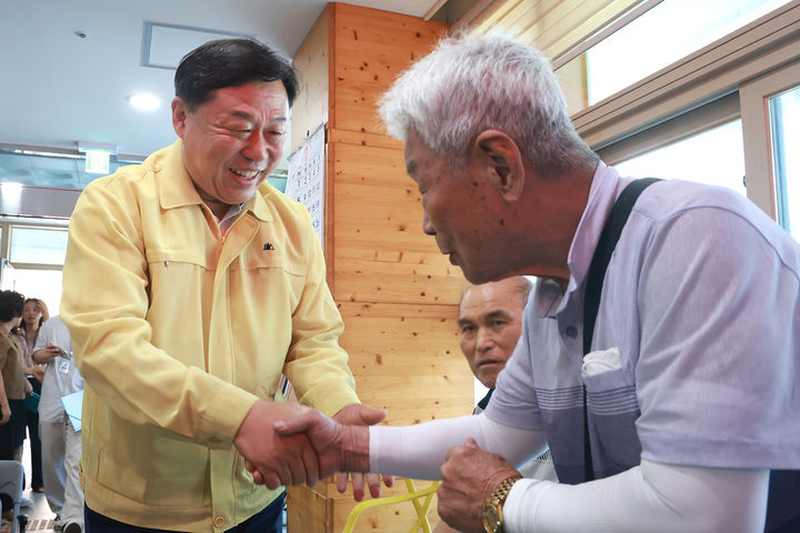 [울산=뉴시스] 박수지 기자 = 김종훈 울산 동구청장은 11일 전하노인복지관을 비롯한 관내 경로당을 방문해 무더위쉼퍼 시설 점검 및 폭염에 따른 온열질환에 취약한 어르신들을 격려하고 있다. (사진=동구 제공) 2025.07.11. photo@newsis.com *재판매 및 DB 금지