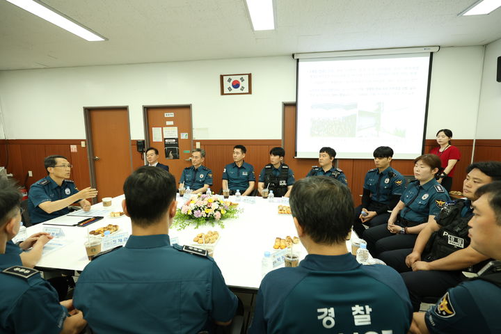 유재성 경찰청장 직무대행이 11일 강남경찰서 역삼지구대를 방문한 모습(제공=경찰청) *재판매 및 DB 금지