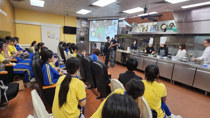 [강릉=뉴시스] 11일 강릉시가 마카오의 윈 마카오 아카데미(Wynn Macau Academy)에서 열린 쿠킹 세션을 통해 강릉의 대표 음식인 ‘감자전’을 선보이고 있다.(사진=강릉시 제공)photo@newsis.com *재판매 및 DB 금지