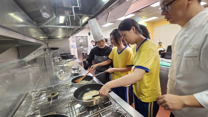 [강릉=뉴시스] 11일 강릉시가 마카오의 윈 마카오 아카데미(Wynn Macau Academy)에서 열린 쿠킹 세션을 통해 강릉의 대표 음식인 ‘감자전’을 선보이고 있다.(사진=강릉시 제공)photo@newsis.com *재판매 및 DB 금지