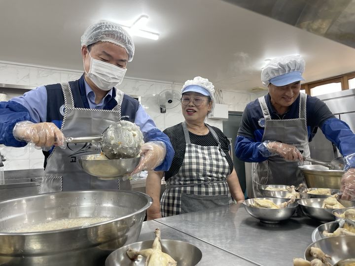 [부산=뉴시스] 10일 한국수력원자력 고리원자력본부가 지역 내 무료 급식소를 이용하는 취약계층 어르신들을 대상으로 삼계탕 나눔 행사를 진행하고 있다. (사진=한국수력원자력 고리원자력본부 제공) 2025.07.11. photo@newsis.com *재판매 및 DB 금지
