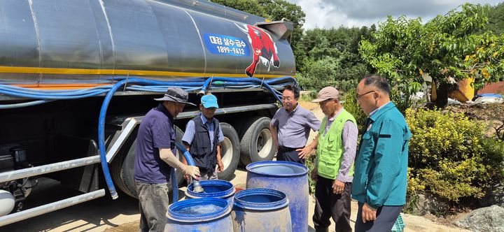 [양양=뉴시스] 양양군이 가뭄대책 일환으로 농가에 물을 공급하고 있다.(사진=양양군 제공)photo@newsis,com *재판매 및 DB 금지