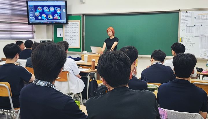 [과천=뉴시스] 박종대 기자 = 11일 경기 과천중앙고등학교에서 열린 '전공탐색 프로그램'에 참여한 학생들이 졸업생 멘토의 강의를 듣고 있다. 이번 행사에서는 졸업생 27명이 전교생 540여 명에게 전공별 진로 정보와 입시 경험을 생생하게 전달했다. 2025.07.11. pjd@newsis.com *재판매 및 DB 금지