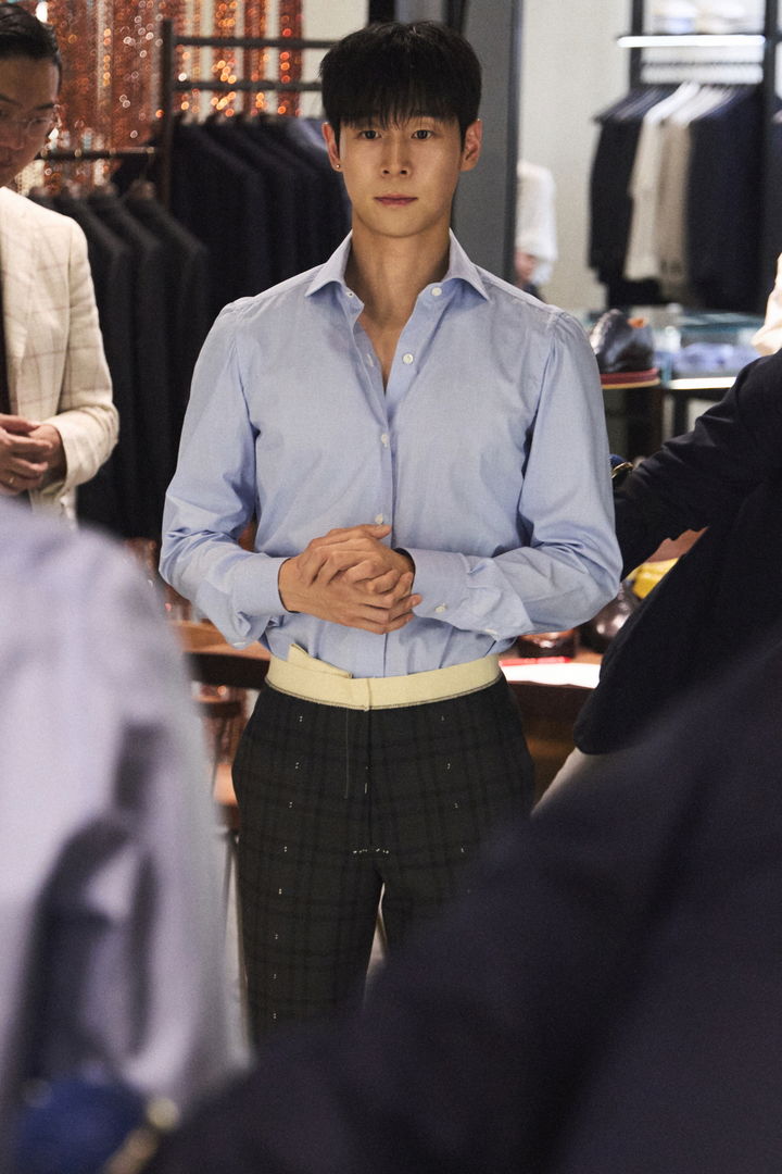 [서울=뉴시스]삼성물산 패션부문의 남성복 브랜드 갤럭시는 'Make your Elegance' 프로그램의 첫 대상자로 바이올리니스트 대니 구를 선정해 단독 콘서트의 의상을 후원한다고 11일 밝혔다.(사진=삼성물산 제공) *재판매 및 DB 금지