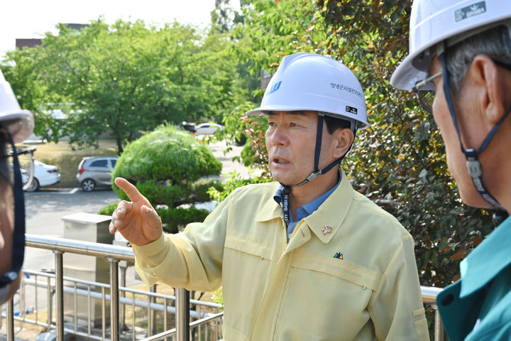 [창녕=뉴시스]성낙인 군수가 창녕공공하수처리장 현장을 지도점검하고 있다. (사진=창녕군 제공) 2025.07.11. photo@newsis.com *재판매 및 DB 금지