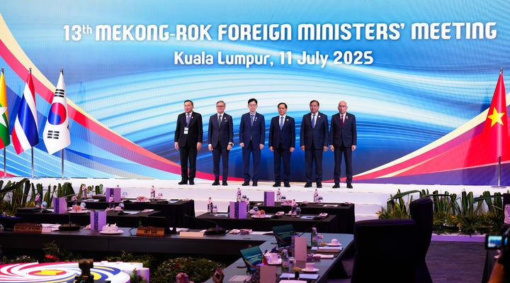 [쿠알라룸푸르=뉴시스]박윤주 외교부 제1차관은 부이 타잉 썬 베트남 부총리 겸 외교부 장관과 11일 말레이시아 쿠알라룸푸르에서 제13차 한-메콩 외교장관회의를 공동 주재하고, 그간 한-메콩 협력 성과를 점검하고 향후 협력 방향을 논의했다. (사진=외교부 제공) 2025.07.11 *재판매 및 DB 금지