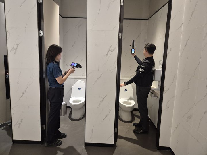 [대구=뉴시스] 대구 동부경찰서는 11일 대구 신세계백화점 보안팀과 함께 여름철 디지털 성범죄 예방을 위한 합동점검을 했다. (사진=대구 동부경찰서 제공) 2025.07.11. photo@newsis.com *재판매 및 DB 금지