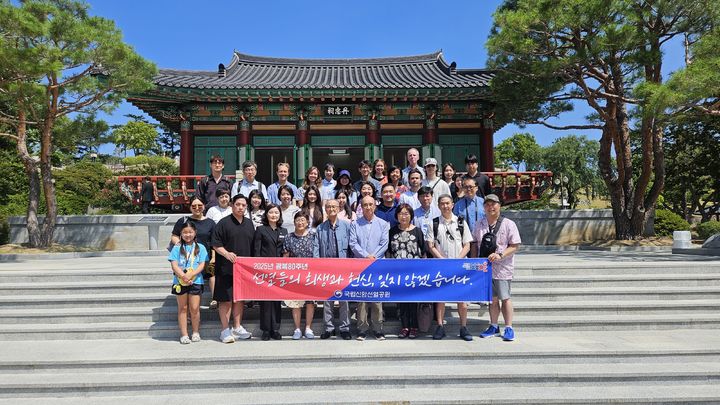 [대구=뉴시스] 국가보훈부 국립신암선열공원은 11일 광복 80주년을 맞아 대구 3·1 만세운동의 주역인 김태련-김용해 지사의 묘역을 참배했다. (사진=국립신암선열공원 제공) 2025.07.11. photo@newsis.com *재판매 및 DB 금지