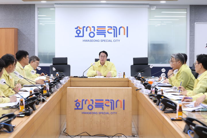 [화성=뉴시스] 정명근 화성시장이 11일 폭염 대비 긴급 대책회의를 주재하고 철저한 폭염 대응을 주문하고 있다..(사진=화성시 제공)2025.07.11.photo@newsis.com *재판매 및 DB 금지