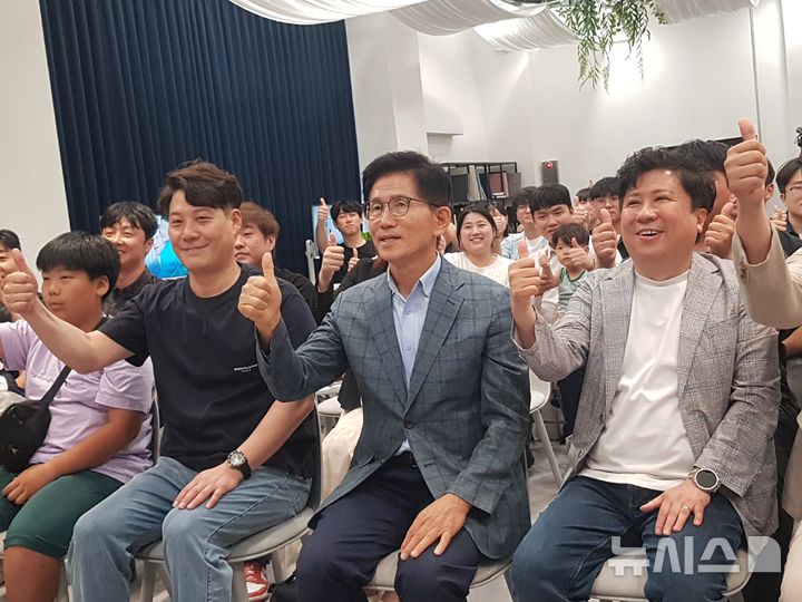 [대구=뉴시스] 정창오 기자=김문수 전 고용노동부 장관이 11일 오후 대구 중구의 한 카페에서 열린 지역 청년들과 간담회에 참석해 퍼포먼스를 하고 있다. 2025.07.11 jco@newsis.com