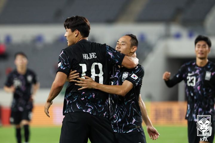 [서울=뉴시스] 한국 남자 축구 대표팀의 이호재와 문선민(사진=대한축구협회 제공) *재판매 및 DB 금지