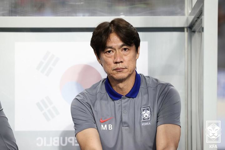 [서울=뉴시스] 홍콩과의 경기를 지휘하는 한국 남자 축구 대표팀의 홍명보 감독. (사진=대한축구협회 제공) *재판매 및 DB 금지
