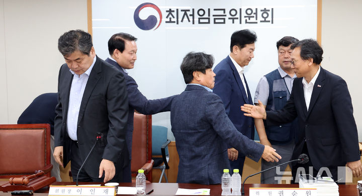 [세종=뉴시스] 강종민 기자 = 최저임금위원회 이인재 위원장과 권순원 공익위원, 류기정 사용자 위원, 류기섭 근로자 위원 등이 지난 10일 밤 세종시 정부세종청사에서 2026년도 적용 최저임금안을 합의로 결정한 뒤 서로 격려하고 있다. 내년도 최저임금은 1만 320원으로 결정됐다. 2024.07.11. ppkjm@newsis.com