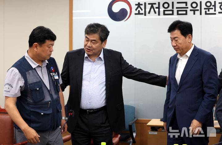 [세종=뉴시스] 강종민 기자 = 최저임금위원회 이인재 위원장이 지난 10일 밤 세종시 정부세종청사에서 2026년도 적용 최저임금안을 합의로 결정한 뒤 류기정 사용자 위원, 류기섭 근로자 위원과 대화하고 있다. 내년도 최저임금은 1만 320원으로 결정됐다. 2024.07.11. ppkjm@newsis.com